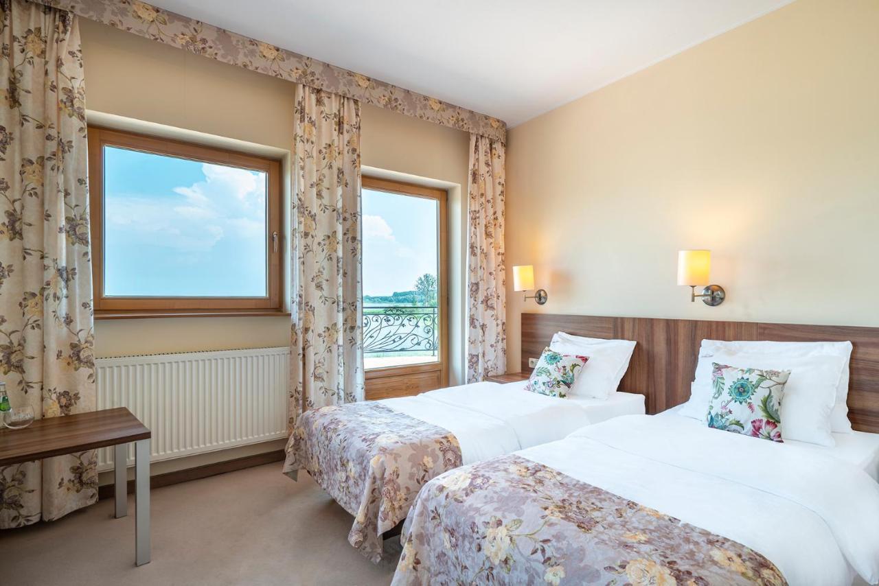 Labedz Hotel Karczma Iława Exteriör bild