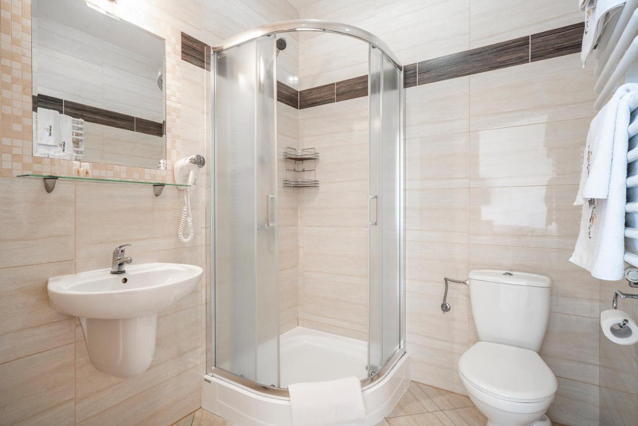 Labedz Hotel Karczma Iława Exteriör bild