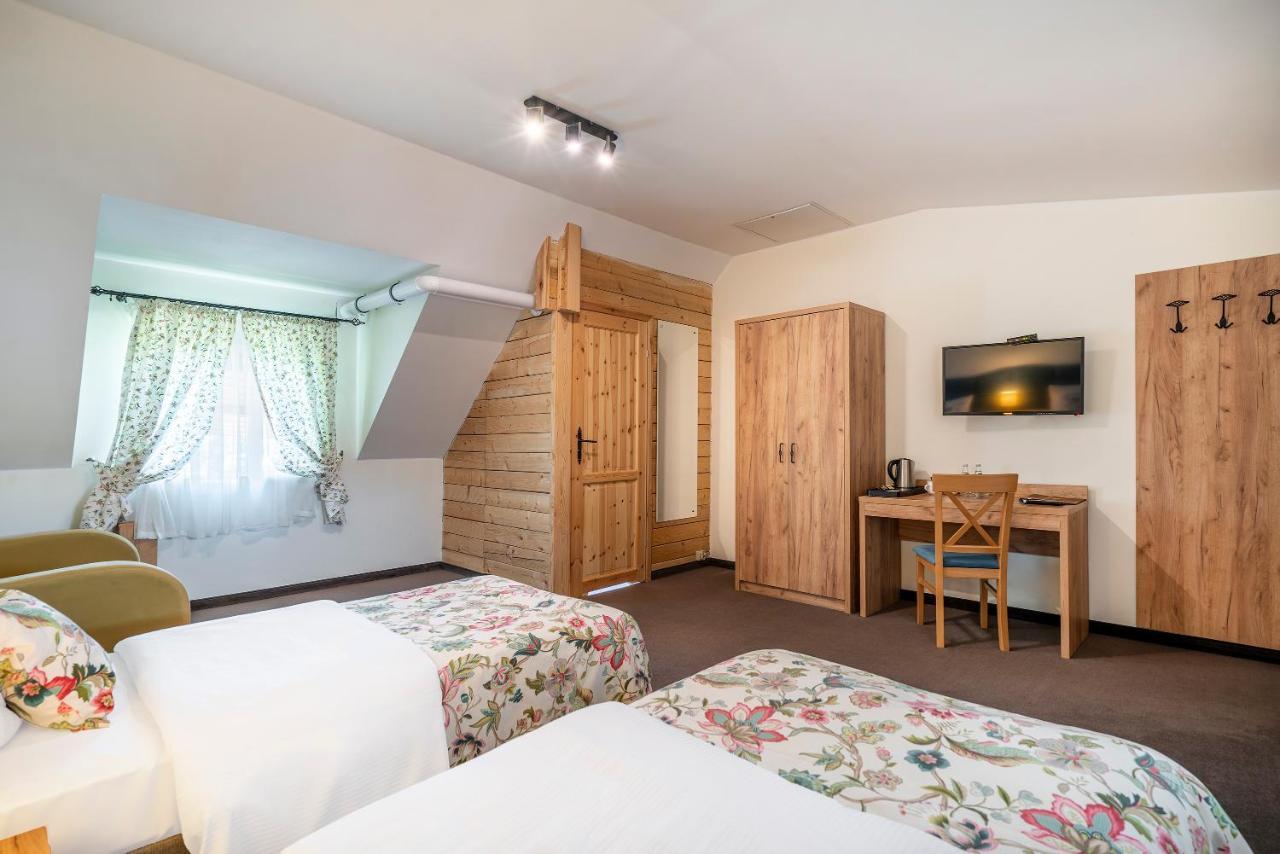 Labedz Hotel Karczma Iława Exteriör bild